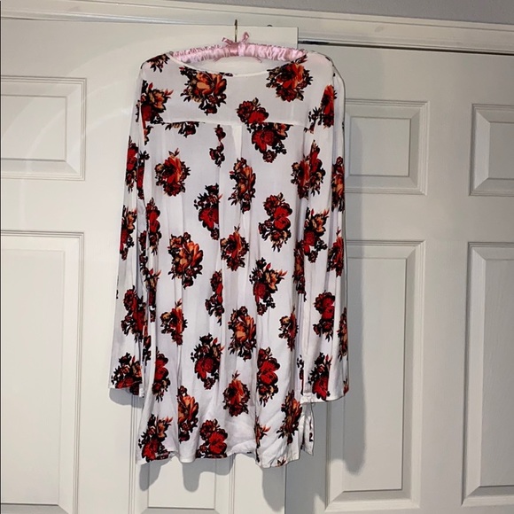 Blu Pepper Flowered Tunic w/ 3/4 Sleeve - Picture 2 of 4